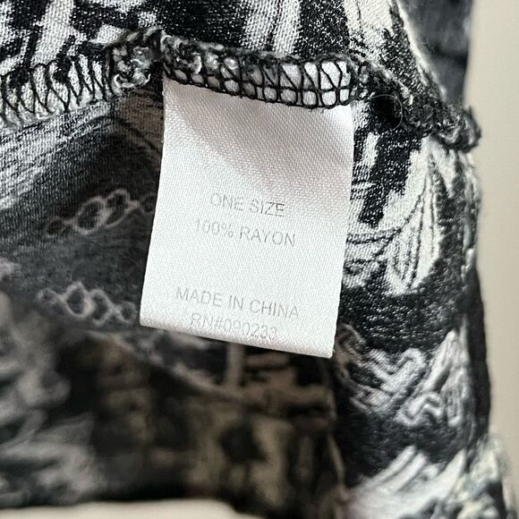 LA Hearts Black and White Patterned Coverup One Size - Picture 5 of 5